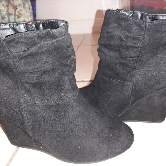 Black swede wedge heels, size 6.5 - Picture 3 of 7